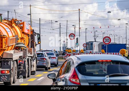 Il ponte Josef-Kardinal-Frings, autostrada federale B1, tra Düsseldorf e Neuss, a causa di massicci danni al ponte, solo una delle 2 corsie direzionali è S. Foto Stock