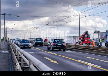 Il ponte Josef-Kardinal-Frings, autostrada federale B1, tra Düsseldorf e Neuss, a causa di massicci danni al ponte, solo una delle 2 corsie direzionali è S. Foto Stock