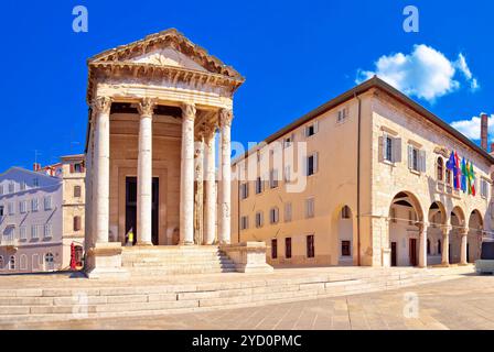 Vista panoramica sulla piazza del foro e sullo storico tempio romano di Augusto a Pola Foto Stock