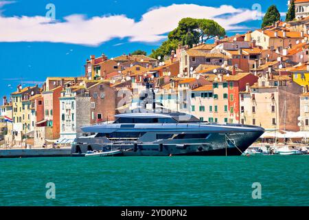 Antica architettura della città di Rovigno e vista sul lungomare Foto Stock