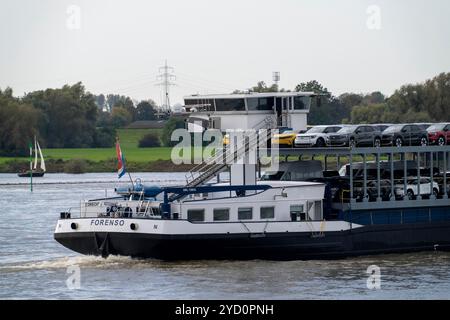 Il trasportatore di auto Freighter Forenso, sul Reno vicino a Rees, porta le e-Cars Ford Explorer, dallo stabilimento Ford di Colonia ai porti marittimi dei Paesi Bassi Foto Stock