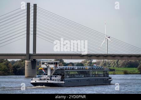 Il trasportatore di auto Freighter Forenso, sul Reno vicino a Rees, porta le e-Cars Ford Explorer, dallo stabilimento Ford di Colonia ai porti marittimi dei Paesi Bassi Foto Stock