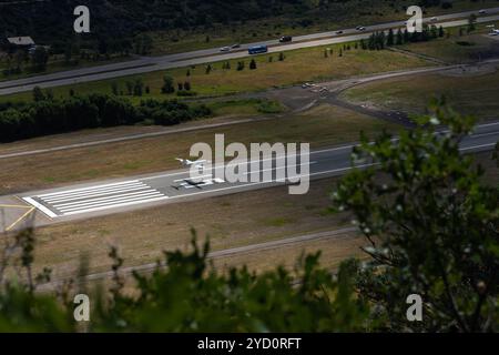 Denver, Colorado, Stati Uniti. 24 ottobre 2024. Un aereo atterra all'aeroporto della contea di Aspen/Pitkin, giovedì 20 luglio 2023, ad Aspen. (Immagine di credito: © Hugh Carey/Colorado Sun tramite ZUMA Press Wire) SOLO PER USO EDITORIALE! Non per USO commerciale! Foto Stock