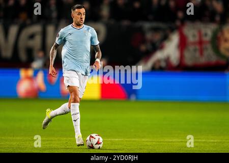 Enschede, Paesi Bassi. 24 ottobre 2024. ENSCHEDE, PAESI BASSI - 24 OTTOBRE: Matías Vecino della SS Lazio dribbla con la palla durante la partita di UEFA Europa League 2024/25 League fase MD3 tra FC Twente e S.S. Lazio allo stadio FC Twente il 24 ottobre 2024 a Enschede, Paesi Bassi. (Foto di René Nijhuis/MB Media) credito: MB Media Solutions/Alamy Live News Foto Stock