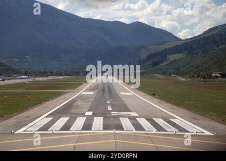 Denver, Colorado, Stati Uniti. 24 ottobre 2024. Pista dell'aeroporto di Aspen/Pitkin County, giovedì 20 luglio 2023, ad Aspen. (Immagine di credito: © Hugh Carey/Colorado Sun tramite ZUMA Press Wire) SOLO PER USO EDITORIALE! Non per USO commerciale! Foto Stock