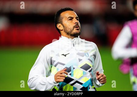 Enschede, Paesi Bassi. 24 ottobre 2024. ENSCHEDE, PAESI BASSI - 24 OTTOBRE: Pedro Rodriguez della SS Lazio si scalda durante la partita di UEFA Europa League 2024/25 di fase MD3 tra FC Twente e S.S. Lazio allo stadio FC Twente il 24 ottobre 2024 a Enschede, Paesi Bassi. (Foto di René Nijhuis/MB Media) credito: MB Media Solutions/Alamy Live News Foto Stock