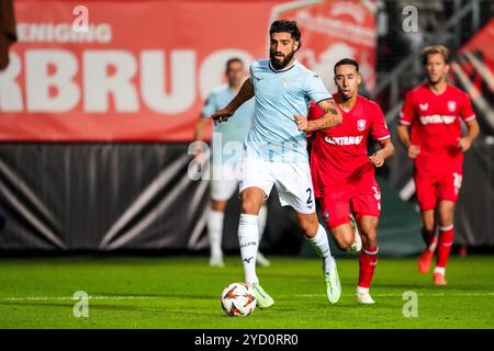 Enschede, Paesi Bassi. 24 ottobre 2024. ENSCHEDE, PAESI BASSI - 24 OTTOBRE: Samuel Gigot della SS Lazio dribbla con la palla durante la partita di UEFA Europa League 2024/25 League fase MD3 tra FC Twente e S.S. Lazio allo stadio FC Twente il 24 ottobre 2024 a Enschede, Paesi Bassi. (Foto di René Nijhuis/MB Media) credito: MB Media Solutions/Alamy Live News Foto Stock