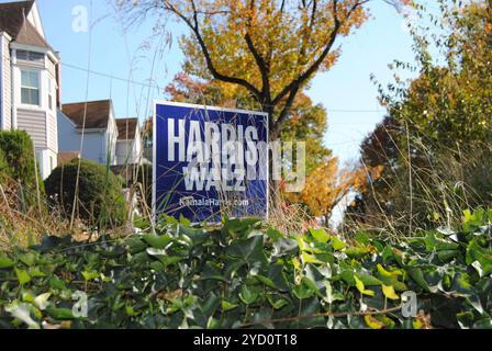 Rutherford, New Jersey, USA - 24 ottobre 2024: Harris, Walz firma sul prato di una casa in un quartiere periferico prima delle elezioni presidenziali. Foto Stock