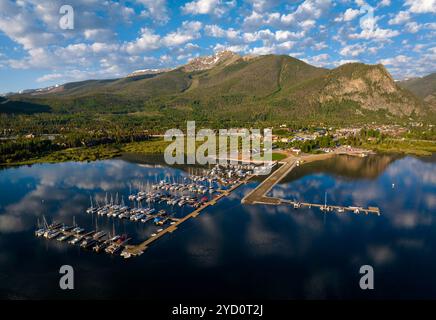 Denver, Colorado, Stati Uniti. 24 ottobre 2024. Un porticciolo completo nel Dillon Reservoir, 7 luglio 2023, a Frisco. (Immagine di credito: © Hugh Carey/Colorado Sun tramite ZUMA Press Wire) SOLO PER USO EDITORIALE! Non per USO commerciale! Foto Stock