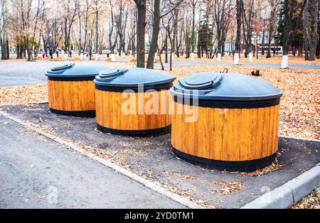 Garbage i contenitori in plastica per i rifiuti e i rifiuti presso il parco di autunno Foto Stock