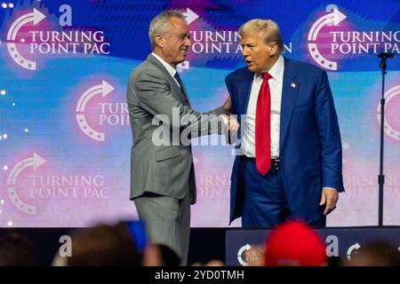 Duluth, Stati Uniti. 23 ottobre 2024. L'ex presidente Donald Trump e Robert F. Kennedy Jr appaiono insieme sul palco durante una manifestazione. Turning Point Action sta ospitando la manifestazione a sostegno dell’ex presidente Donald Trump mentre la campagna sta entrando nelle sue ultime 2 settimane. Credito: SOPA Images Limited/Alamy Live News Foto Stock