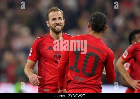 MONACO DI BAVIERA, GERMANIA - 19 OTTOBRE: Harry Kane del Bayern Muenchen festeggia con Leroy sane del Bayern Muenchen dopo la vittoria della Bundesliga tra il Bayern München e il VfB Stuttgart all'Allianz Arena il 19 ottobre 2024 a Monaco di Baviera, Germania. © diebilderwelt / Alamy Stock Foto Stock