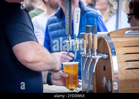 Lymm Food Festival 2024 - il bar locale riversa una lager fredda da un barile in strada Foto Stock