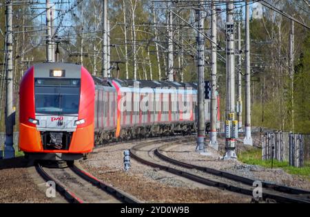 . Il russo treno elettrico su rotaie . Le ferrovie della Russia, Russia, dalla regione di Leningrado, stazione Pargolovo, 8 maggio 2018, un tour della città e paese Foto Stock