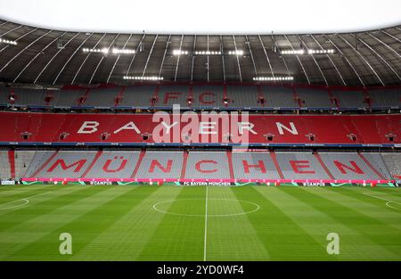 MONACO, GERMANIA - 19 OTTOBRE: Vista generale dello stadio vuoto prima della partita di Bundesliga tra il Bayern München e il VfB Stuttgart all'Allianz Arena il 19 ottobre 2024 a Monaco, Germania. © diebilderwelt / Alamy Stock Foto Stock