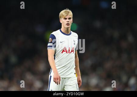 Tottenham Hotspur Stadium, Londra, Regno Unito. 24 ottobre 2024. UEFA Europa League Football, Tottenham Hotspur contro AZ Alkmaar; Lucas Bergvall del Tottenham Hotspur Credit: Action Plus Sports/Alamy Live News Foto Stock