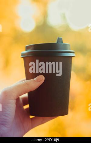 Una tazza di caffè in mano. Caffè in mano. Caffè in natura. Bevande calde Foto Stock