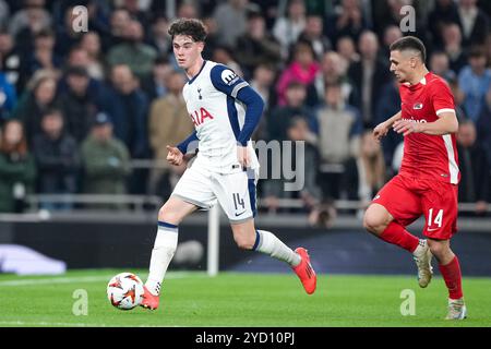 Londra, Regno Unito. 24 ottobre 2024. LONDRA, INGHILTERRA - 24 OTTOBRE: Archie Gray del Tottenham Hotspurs dribbla con la palla durante una partita di UEFA Europa League 2024/25 League Phase MD3 tra Tottenham Hotspur e AZ Alkmaar al Tottenham Hotspur Stadium il 24 ottobre 2024 a Londra, Inghilterra. (Foto di Jan Mulder/Orange Pictures) credito: Orange Pics BV/Alamy Live News Foto Stock