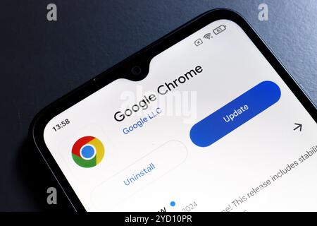 24 ottobre 2024, Portogallo. In questa immagine, il logo dell'app Google Chrome viene visualizzato sullo schermo di uno smartphone Foto Stock