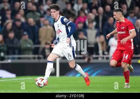 Londra, Regno Unito. 24 ottobre 2024. LONDRA, INGHILTERRA - 24 OTTOBRE: Archie Gray del Tottenham Hotspurs dribbla con la palla durante una partita di UEFA Europa League 2024/25 League Phase MD3 tra Tottenham Hotspur e AZ Alkmaar al Tottenham Hotspur Stadium il 24 ottobre 2024 a Londra, Inghilterra. (Foto di Jan Mulder/Orange Pictures) credito: Orange Pics BV/Alamy Live News Foto Stock