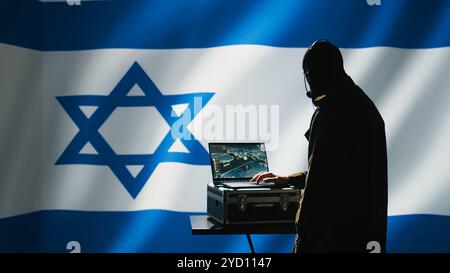 La spia iraniana nella sala di controllo dell'agenzia di intelligence utilizza la tecnologia militare per identificare le minacce durante il conflitto arabo-israeliano. L'agente segreto del Mossad usa un software per fare operazioni segrete di guerra, telecamera B. Foto Stock