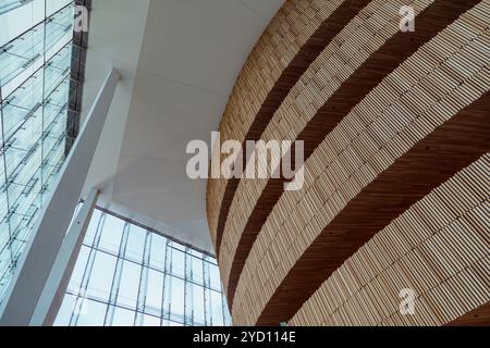 Il Teatro dell'Opera di Oslo presenta un'impressionante miscela di mattoni e vetro, con un design unico del soffitto che mette in risalto la luce naturale e l'estetica urbana Foto Stock