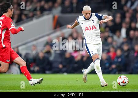 Londra, Regno Unito. 24 ottobre 2024. LONDRA, INGHILTERRA - 24 OTTOBRE: Richarlison del Tottenham Hotspurs lancia la palla durante una partita UEFA Europa League 2024/25 League Phase MD3 tra Tottenham Hotspur e AZ Alkmaar al Tottenham Hotspur Stadium il 24 ottobre 2024 a Londra, Inghilterra. (Foto di Jan Mulder/Orange Pictures) credito: Orange Pics BV/Alamy Live News Foto Stock