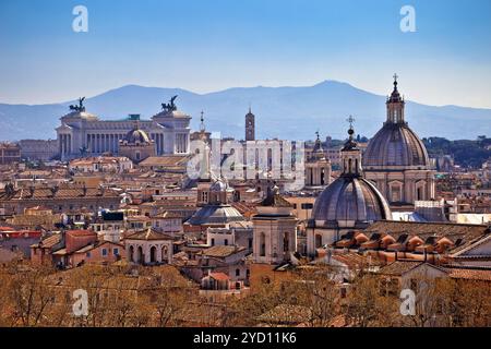 La città Eterna di Roma è un punto di riferimento per una vista panoramica sui tetti Foto Stock