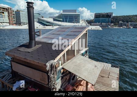 Oslo, Norvegia - 18 agosto 2018: Esplorando il lungomare con una vista panoramica del Teatro dell'Opera di Oslo e della vicina struttura in legno Foto Stock