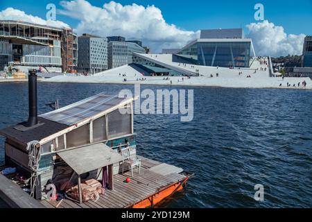 Oslo, Norvegia - 18 agosto 2018: Vista panoramica del Teatro dell'Opera di Oslo con cabina galleggiante sull'acqua e visitatori che si godono la zona Foto Stock