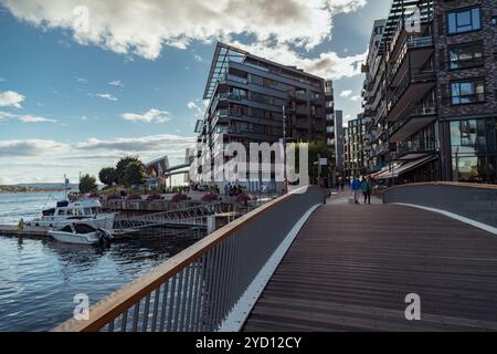 Oslo, Norvegia - 18 agosto 2018: Esplorate l'architettura moderna lungo il lungomare di Oslo ad Aker Brygge durante il giorno Foto Stock