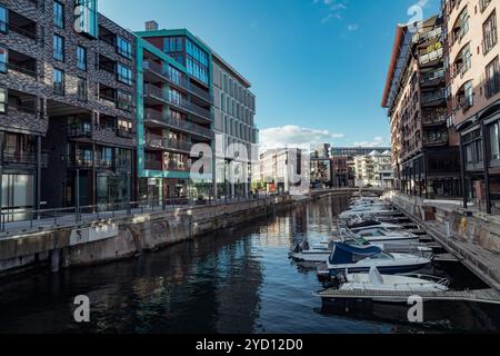 Oslo, Norvegia - 18 agosto 2018: Splendide viste sul lungomare dell'architettura moderna e delle barche nel centro di Oslo durante il giorno Foto Stock