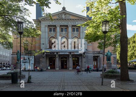 Oslo, Norvegia - 18 agosto 2018: Visita il Teatro Nazionale nel centro di Oslo durante un pomeriggio di sole Foto Stock