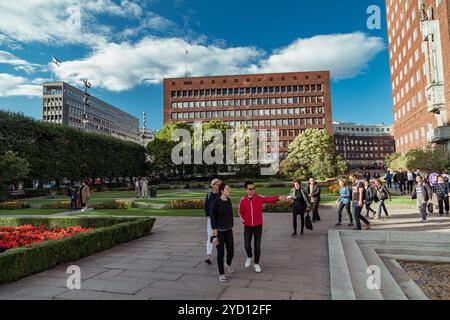 Oslo, Norvegia - 18 agosto 2018: I turisti esplorano la casa cittadina e i giardini di Oslo in una giornata di sole con fiori vivaci Foto Stock