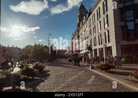 Oslo, Norvegia - 18 agosto 2018: Un movimentato pomeriggio nel centro di Oslo con negozi e vivace vita di strada Foto Stock