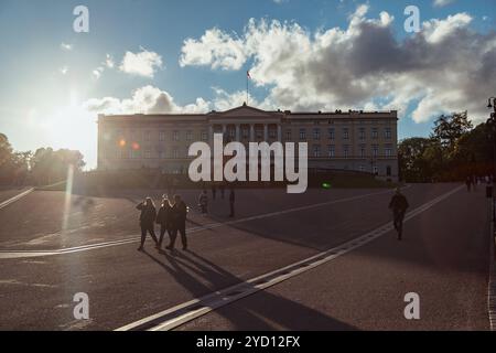Oslo, Norvegia - 18 agosto 2018: I turisti esplorano il Palazzo reale di Oslo in un pomeriggio di sole sotto un cielo blu Foto Stock