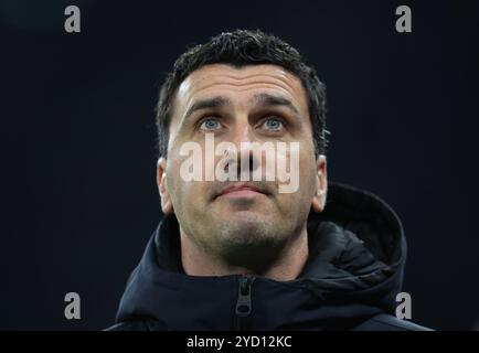 Londra, Regno Unito. 24 ottobre 2024. Maarten Martens, Manager dell'AZ Alkmaar durante la partita di UEFA Europa League allo stadio Tottenham Hotspur di Londra. Il credito per immagini dovrebbe essere: Paul Terry/Sportimage Credit: Sportimage Ltd/Alamy Live News Foto Stock