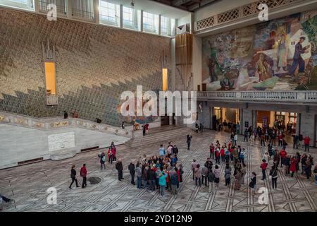 Oslo, Norvegia - 18 agosto 2018: Turisti che esplorano la vivace lobby del Municipio di Oslo durante una giornata di visite turistiche Foto Stock