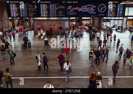 Oslo, Norvegia - 18 agosto 2018: Persone che controllano i collegamenti ferroviari alla stazione ferroviaria centrale di Oslo durante una giornata intensa Foto Stock
