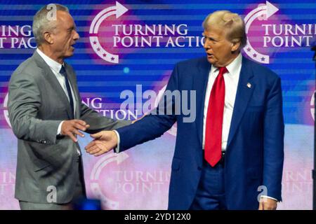 Duluth, Stati Uniti. 23 ottobre 2024. L'ex presidente Donald Trump e Robert F. Kennedy Jr appaiono insieme sul palco durante una manifestazione. Turning Point Action sta ospitando la manifestazione a sostegno dell’ex presidente Donald Trump mentre la campagna sta entrando nelle sue ultime 2 settimane. (Foto di Jen Golbeck/SOPA Images/Sipa USA) credito: SIPA USA/Alamy Live News Foto Stock