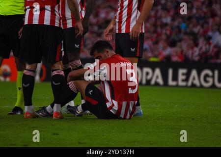 Bilbao, Spagna, 24 ottobre 2024: Daniel Vivian (3), giocatore del Club atletico, sanguinante dal sopracciglio durante la fase a gironi della UEFA Europa League 2024-25 tra Athletic Club e Slavia Praha il 24 ottobre 2024 allo stadio San Mamés di Bilbao, Spagna. Crediti: Alberto Brevers / Alamy Live News. Foto Stock