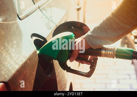 Un uomo riempie l'auto di benzina. L'uomo al distributore di benzina. Macchine per il rifornimento. , Russia, Gatchina, 19 settembre 2018 Foto Stock