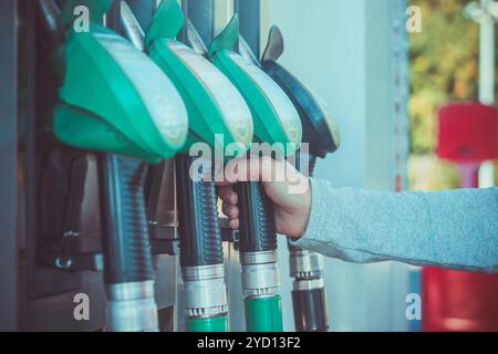 Un uomo riempie l'auto di benzina. L'uomo al distributore di benzina. Macchine per il rifornimento. , Russia, Gatchina, 19 settembre 2018 Foto Stock