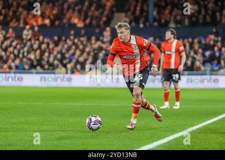 Luton, Regno Unito. 23 ottobre 2024. Alfie Doughty (45) di Luton Town durante lo Sky Bet Championship match tra Luton Town e Sunderland a Kenilworth Road, Luton, Inghilterra, il 23 ottobre 2024. Foto di David Horn. Credito: Prime Media Images/Alamy Live News Foto Stock