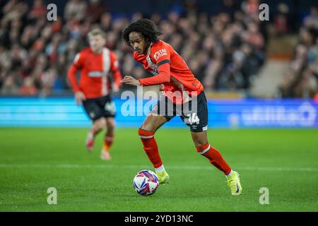 Luton, Regno Unito. 23 ottobre 2024. Tahith Chong (14) di Luton Town durante il match per il titolo Sky Bet tra Luton Town e Sunderland a Kenilworth Road, Luton, Inghilterra, il 23 ottobre 2024. Foto di David Horn. Credito: Prime Media Images/Alamy Live News Foto Stock