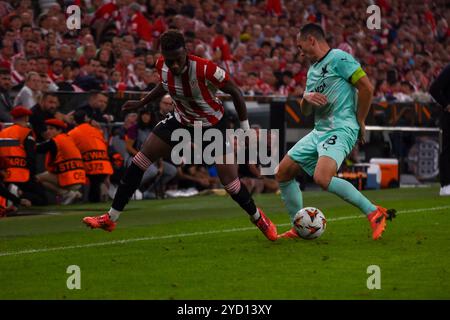 Bilbao, Spagna, 24 ottobre 2024: Jan Boril di Slavia Praha (18, R) ruba la palla da Álvaro Djaló (11, L) durante la fase a gironi della UEFA Europa League 2024-25, partita 3 tra Athletic Club e Slavia Praha il 24 ottobre 2024 allo stadio San Mamés di Bilbao, Spagna. Crediti: Alberto Brevers / Alamy Live News. Foto Stock