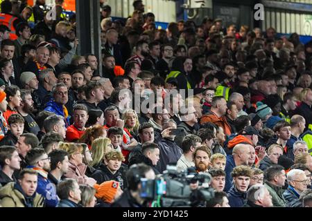 Luton, Regno Unito. 23 ottobre 2024. Luton Town Supporters durante lo Sky Bet Championship match tra Luton Town e Sunderland a Kenilworth Road, Luton, Inghilterra, il 23 ottobre 2024. Foto di David Horn. Credito: Prime Media Images/Alamy Live News Foto Stock