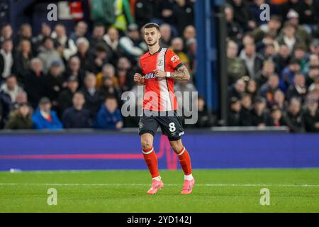 Luton, Regno Unito. 23 ottobre 2024. Tom Krauß (8) di Luton Town durante lo Sky Bet Championship match tra Luton Town e Sunderland a Kenilworth Road, Luton, Inghilterra, il 23 ottobre 2024. Foto di David Horn. Credito: Prime Media Images/Alamy Live News Foto Stock