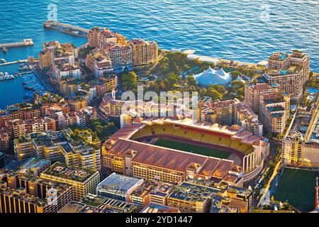 Fontvieille colorato lungomare e vista aerea dello stadio di Monaco Foto Stock