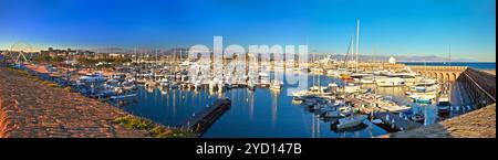 Vista panoramica sul lungomare di Anntibes e sul porto di Port Vauban Foto Stock